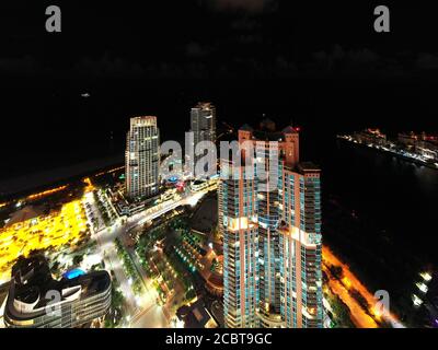 Luftdrohne Foto Miami Beach Hochhaus Türme bei Nacht Stockfoto