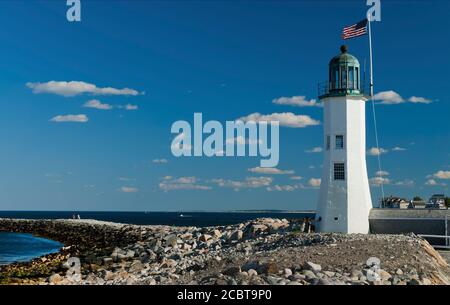 Der Leuchtturm SCITUATE Harbour blickt auf einen Wellenbrecher in Massachusetts. Es ist eine beliebte Attraktion und ein beliebter Ort, um auf dem Steg zu wandern. Stockfoto