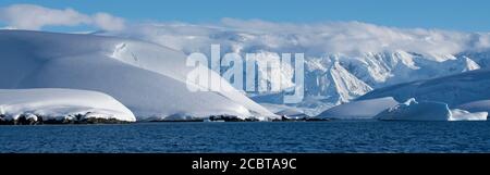 Antarktis, Antarktische Halbinsel, Gerlach Gerade, Wilhelmina Bay im Unternehmen. Stockfoto