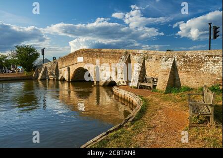 Niedrige Steinbogenbrücke über den Fluss Thurne, Potter Heigham im Norfolk Broads National Park, Norfolk Stockfoto