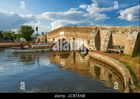 Niedrige Steinbogenbrücke über den Fluss Thurne, Potter Heigham im Norfolk Broads National Park, Norfolk Stockfoto