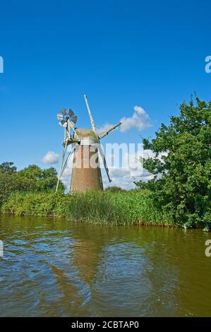 Turf Fen Windmühle am Fluss Ant im Norfolk Broads National Park. Stockfoto