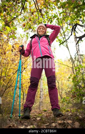 Wandern Mädchen in einem Berg. Low-Angle-Ansicht in einem Wald. Gesunder Fitness-Lebensstil im Freien. Stockfoto