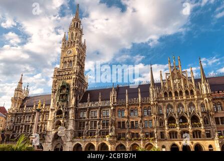 Marienplatz und Rathaus oder Neues Rathaus in München, Bayern, Deutschland. Es ist Wahrzeichen von München. Vorderansicht der alten gotischen Architektur von München Stockfoto
