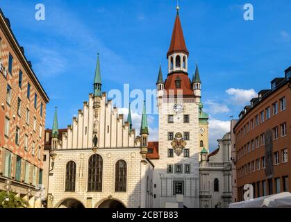 Altes Rathaus am Marienplatz in München, Bayern, Deutschland. Es ist Wahrzeichen von München. Vorderansicht der gotischen Architektur von München im Sommer. Vint Stockfoto