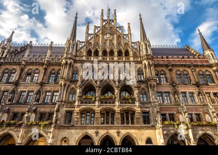 Rathaus oder Neues Rathaus am Marienplatz in München, Bayern, Deutschland. Es ist Wahrzeichen von München. Vorderansicht der alten gotischen Architektur von München. Stockfoto