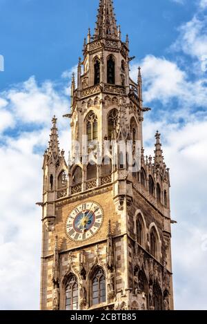 Uhrturm oder Glockenspiel des Rathauses am Marienplatz, München, Bayern, Deutschland. Es ist ein altes Wahrzeichen Münchens. Detail von kunstvoll Stockfoto