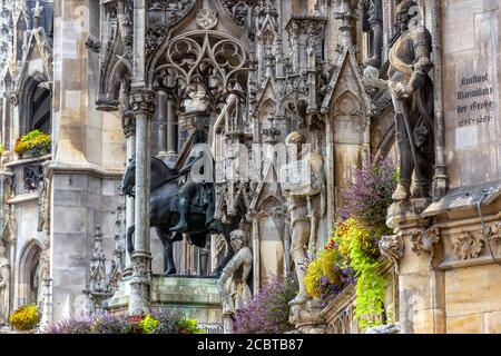 Rathaus oder Neues Rathaus am Marienplatz, München, Bayern, Deutschland. Es ist ein altes Wahrzeichen Münchens. Verzierte Fassade des gotischen Gebäudes geschmückt mit Stockfoto