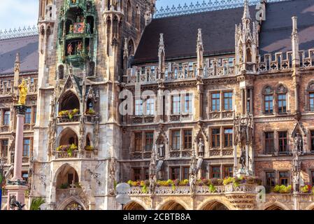 Neues Rathaus oder Neues Rathaus am Marienplatz, München, Bayern, Deutschland. Es ist Wahrzeichen von München. Vorderansicht der gotischen Architektur von München. Stockfoto