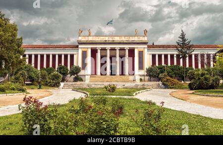 Nationales Archäologisches Museum von Athen, Griechenland. Es ist eines der wichtigsten historischen Wahrzeichen von Athen. Szenischer Blick auf den Eingang des Museums unter dramatischem Himmel. Stockfoto