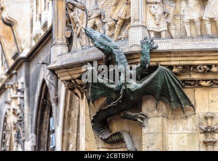 Drachen an der Fassade des Neuen Rathauses oder des Neuen Rathauses in München, Bayern, Deutschland, Europa. Der Marienplatz ist das Wahrzeichen Münchens. Wunderschöne Details Stockfoto