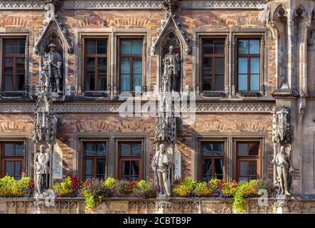 Rathaus oder Neues Rathaus am Marienplatz, München, Bayern, Deutschland. Es ist Wahrzeichen von München. Vorderansicht der verzierten gotischen Architektur von München Stockfoto