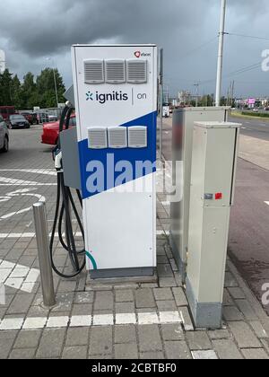 Ignitis Ladestation für Elektrofahrzeuge neben dem Einkaufszentrum Kubas. Vilnius / Litauen Stockfoto