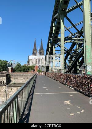 Hohenzollernbrücke voller Schleusen. Köln Köln, Nordrhein-Westfalen / Deutschland Stockfoto