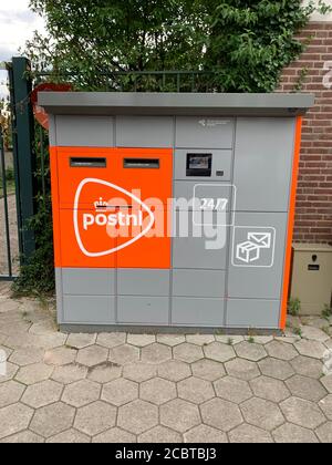 PostNL Paket- und Briefmaschine (pakketautomaat) in Tilburg. Tilburg, Nordbrabant / Niederlande. Stockfoto