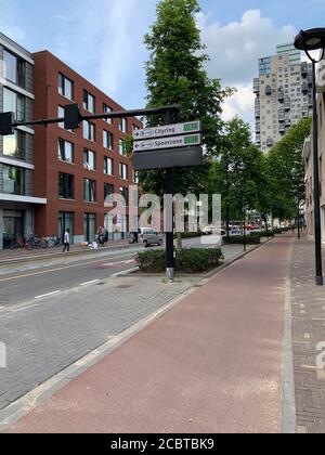 Digitales Display zeigt verfügbaren Parkplatz im Stadtzentrum in Tilburg, Nordbrabant / Niederlande. Stockfoto