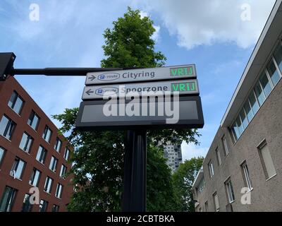 Digitales Display zeigt verfügbaren Parkplatz im Stadtzentrum in Tilburg, Nordbrabant / Niederlande. Stockfoto