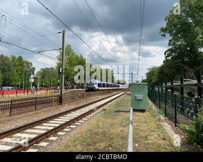 NS-Zug am Bahnhof. Tilburg University Station Tilburg, Nordbrabant, Niederlande. Stockfoto