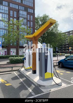 Fastned Ladestation für Elektrofahrzeuge an der Jan HeijnsStraat. Tilburg, Nordbrabant / Niederlande. Stockfoto