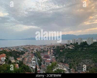 Skyline von Rijeka von der Festung Trsat, Kroatien. Stockfoto