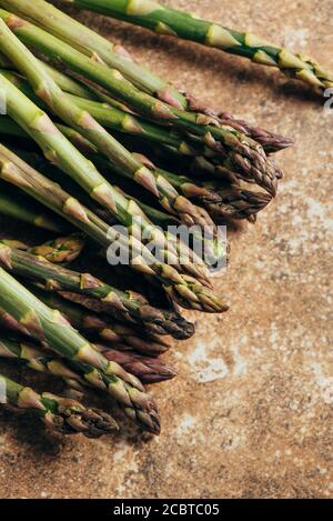 Rohe Spargelspangen aus biologischem Anbau, auf rustikaler Oberfläche Stockfoto