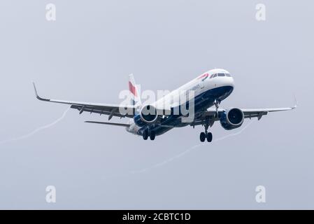 British Airways Jet-Flugzeug Landung am Flughafen London Heathrow, Großbritannien, während COVID-19 Coronavirus Pandemie, bei schlechtem Wetter. Vapor Trails Trail Stockfoto
