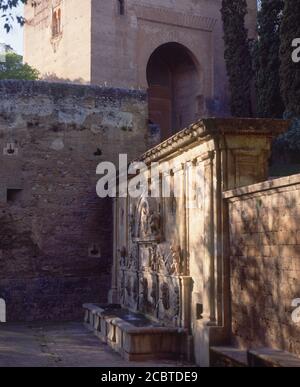 VISTA DE LA FUENTE IMPERIAL 1545 Y DE LA PUERTA DE LA JUSTICIA S XIV AUTOR: CORTE NICCOLO DA. LAGE: ALHAMBRA-PILAR DE CARLOS V. GRANADA. SPANIEN. Stockfoto