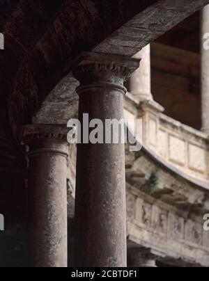 COLUMNATA RUNDE TERRASSE-1527-ARQUITECTURA RENACENTISTA S XVI.. Autor: PEDRO MACHUCA. ORT: PALACIO DE CARLOS V. GRANADA. SPANIEN. Stockfoto