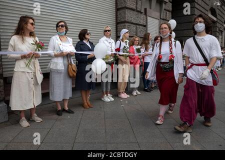 Moskau, Russland. 15. August 2020 Frauen mit Blumen und einem weißen Band, dem Symbol der Oppositionsbewegung, während einer Kundgebung gegen die Ergebnisse der weißrussischen Präsidentschaftswahl vor der belarussischen Botschaft in Moskau, Russland Stockfoto