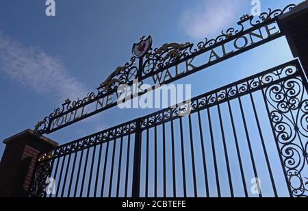 Sie werden nie alleine gehen Tore, LFC, Liverpool Football Club, Anfield, Premier League, Merseyside, Nordwestengland, Großbritannien, L4 2UZ Stockfoto