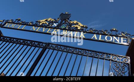 Sie werden nie alleine gehen Tore, LFC, Liverpool Football Club, Anfield, Premier League, Merseyside, Nordwestengland, Großbritannien, L4 2UZ Stockfoto