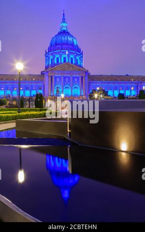 Das Rathaus von San Francisco leuchtet blau, um die Beschäftigten des Gesundheitswesens während der COVID-19 Pandemie, Kalifornien, USA, zu ehren. Stockfoto