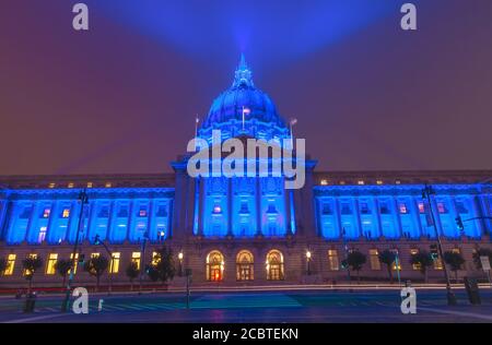 Das Rathaus von San Francisco leuchtet blau, um die Beschäftigten des Gesundheitswesens während der COVID-19 Pandemie, Kalifornien, USA, zu ehren. Stockfoto