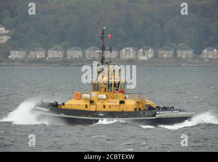 SD Dependable, ein von Serco Marine Services betriebenes Schlepper, das Gourock passiert, um den USNS Zeus (T-ARC-7) der US Navy nach Faslane zu eskortieren. Stockfoto