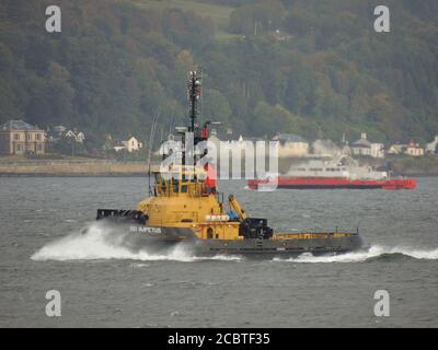 SD Impetus, ein von Serco Marine Services betriebenes Schlepper, das Gourock passiert, um den USNS Zeus (T-ARC-7) der US Navy nach Faslane zu eskortieren. Stockfoto