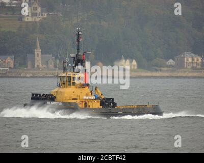 SD Impetus, ein von Serco Marine Services betriebenes Schlepper, das Gourock passiert, um den USNS Zeus (T-ARC-7) der US Navy nach Faslane zu eskortieren. Stockfoto