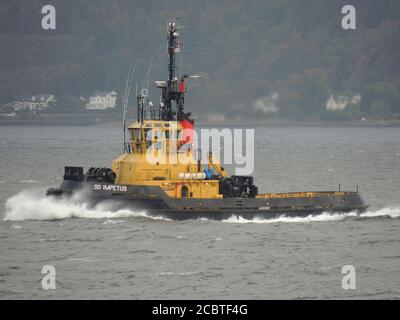 SD Impetus, ein von Serco Marine Services betriebenes Schlepper, das Gourock passiert, um den USNS Zeus (T-ARC-7) der US Navy nach Faslane zu eskortieren. Stockfoto