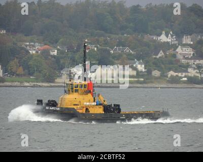 SD Impetus, ein von Serco Marine Services betriebenes Schlepper, das Gourock passiert, um den USNS Zeus (T-ARC-7) der US Navy nach Faslane zu eskortieren. Stockfoto