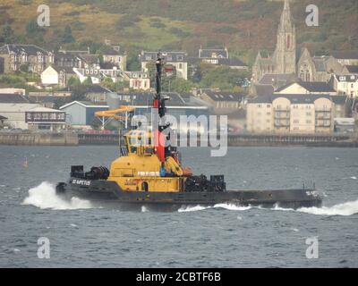 SD Impetus, ein von Serco Marine Services betriebenes Schlepper, das Gourock passiert, um den USNS Zeus (T-ARC-7) der US Navy nach Faslane zu eskortieren. Stockfoto