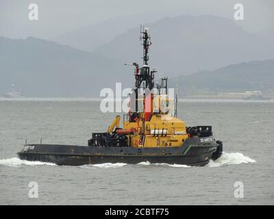 SD Impetus, ein von Serco Marine Services betriebenes Schlepper, das Gourock passiert, um den USNS Zeus (T-ARC-7) der US Navy nach Faslane zu eskortieren. Stockfoto