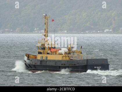 SD Omagh, ein im Firth of Clyde ansässiger Besatzungslieferungsschiff, das von Serco Marine Services betrieben wird und Gourock während der Übung Joint Warrior 12 passiert. Stockfoto