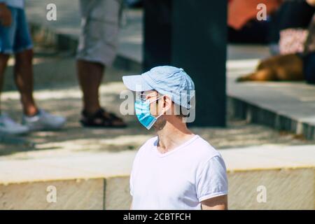 Reims Frankreich 15. August 2020 Blick auf nicht identifizierte Fußgänger mit einer Gesichtsmaske, um sich vor dem Coronavirus zu schützen, der in den Straßen von Reim geht Stockfoto