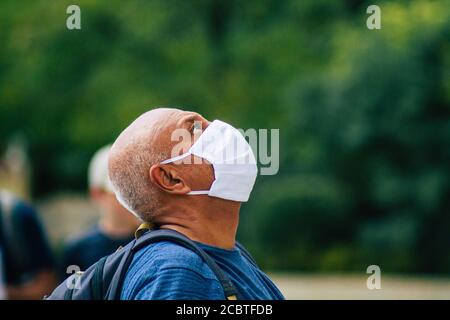 Reims Frankreich 15. August 2020 Blick auf nicht identifizierte Fußgänger mit einer Gesichtsmaske, um sich vor dem Coronavirus zu schützen, der in den Straßen von Reim geht Stockfoto