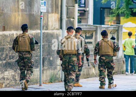 Reims Frankreich 15. August 2020 Blick auf unbekannte französische Soldaten, die in den Straßen von Reims patrouillieren, einer Stadt in der Region Grand Est in Frankreich Stockfoto