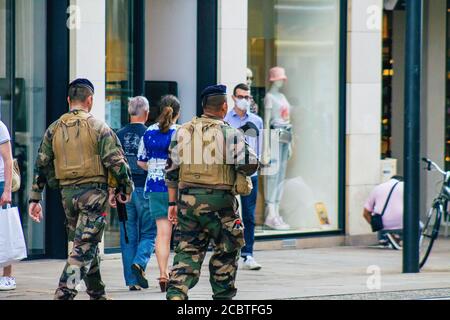 Reims Frankreich 15. August 2020 Blick auf unbekannte französische Soldaten, die in den Straßen von Reims patrouillieren, einer Stadt in der Region Grand Est in Frankreich Stockfoto