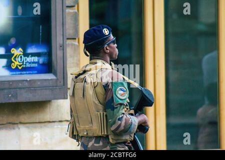 Reims Frankreich 15. August 2020 Blick auf unbekannte französische Soldaten, die in den Straßen von Reims patrouillieren, einer Stadt in der Region Grand Est in Frankreich Stockfoto