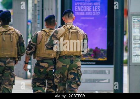 Reims Frankreich 15. August 2020 Blick auf unbekannte französische Soldaten, die in den Straßen von Reims patrouillieren, einer Stadt in der Region Grand Est in Frankreich Stockfoto