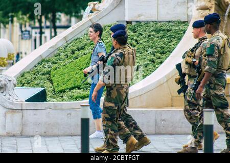 Reims Frankreich 15. August 2020 Blick auf unbekannte französische Soldaten, die in den Straßen von Reims patrouillieren, einer Stadt in der Region Grand Est in Frankreich Stockfoto