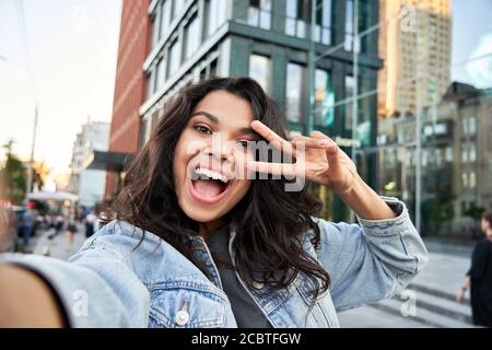 Afrikanisches Mädchen blogger Rekord Reise vlog schießen Selfie Blick auf Kamera Headshot. Stockfoto