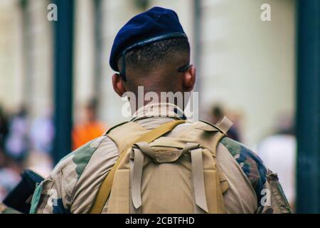 Reims Frankreich 15. August 2020 Blick auf unbekannte französische Soldaten, die in den Straßen von Reims patrouillieren, einer Stadt in der Region Grand Est in Frankreich Stockfoto